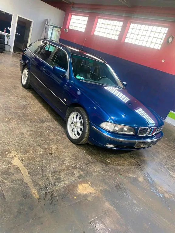 BMW 523