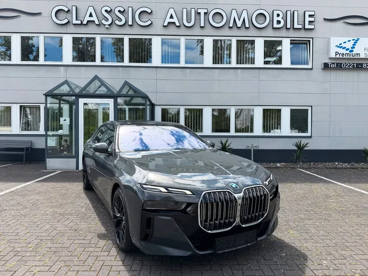 BMW i7