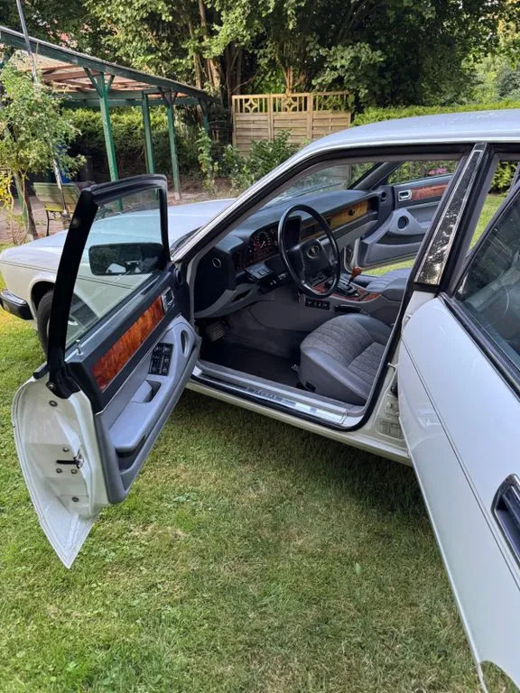 Jaguar XJ40