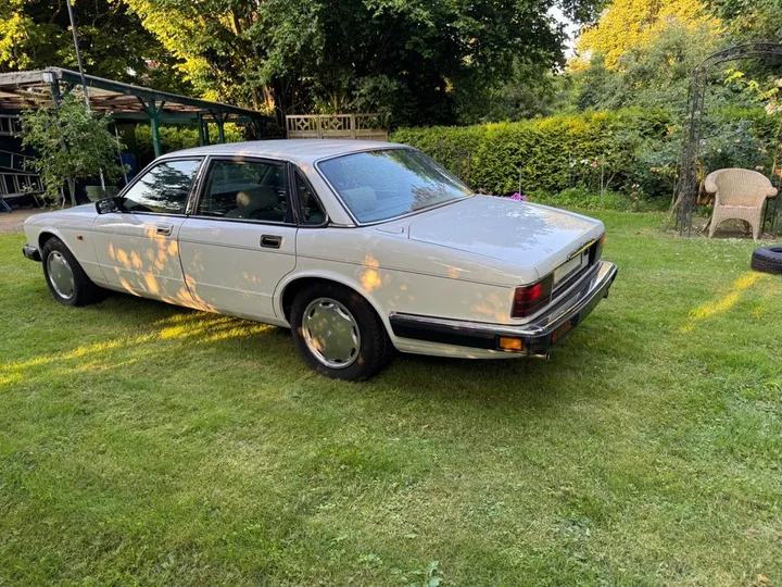 Jaguar XJ40