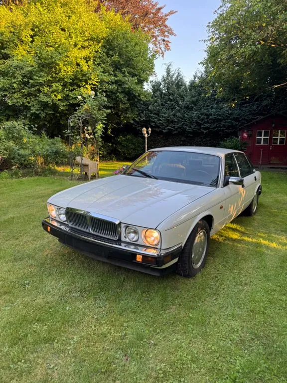 Jaguar XJ40