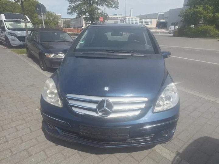 Mercedes-Benz B 200