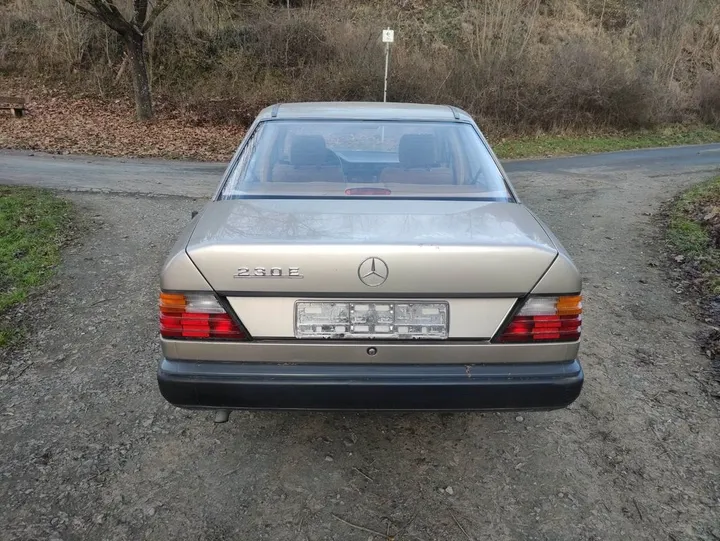 Mercedes-Benz 230