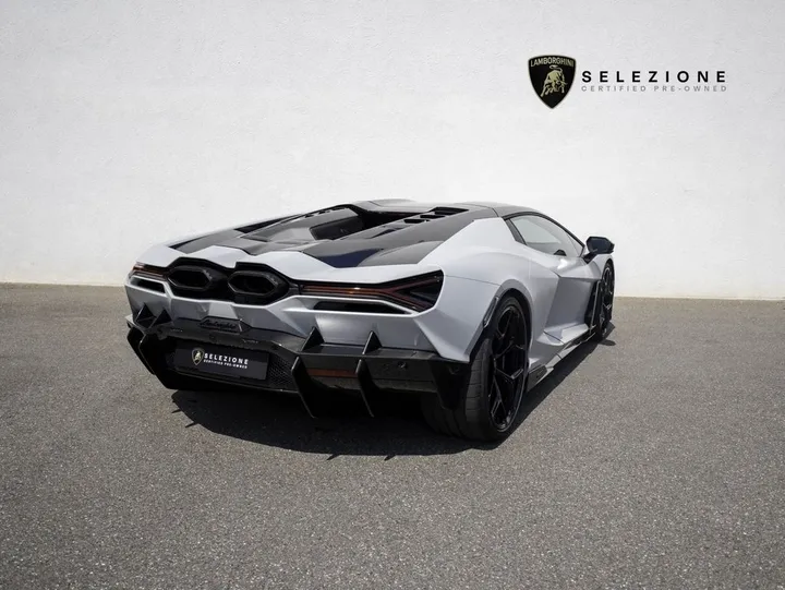Lamborghini Revuelto