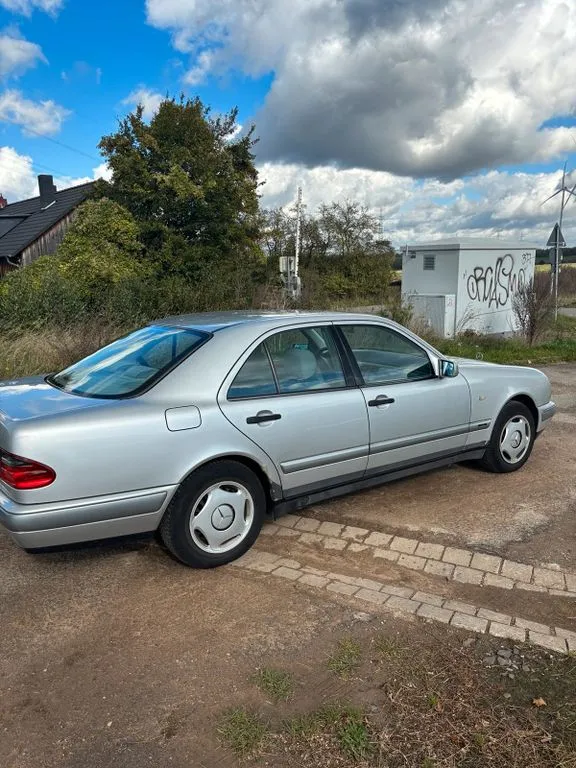 Mercedes-Benz E 240