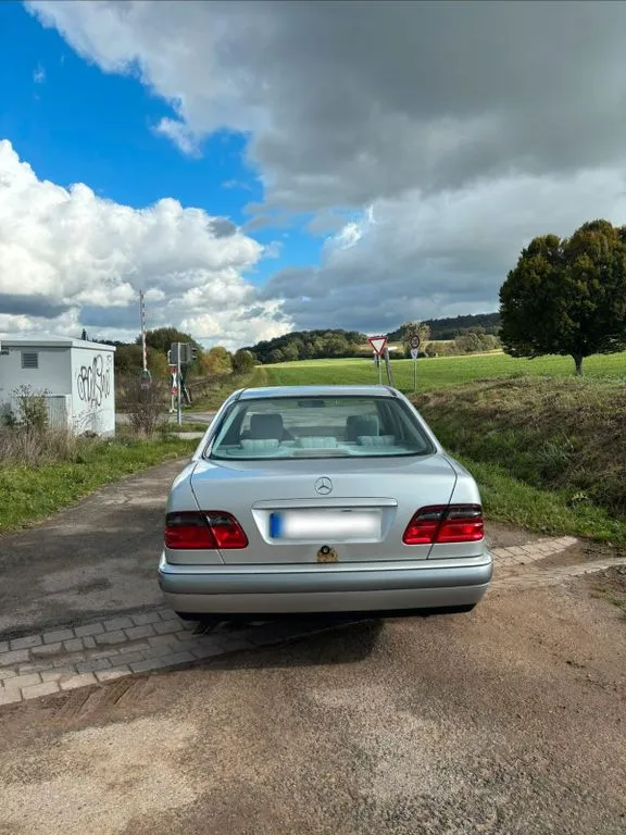 Mercedes-Benz E 240