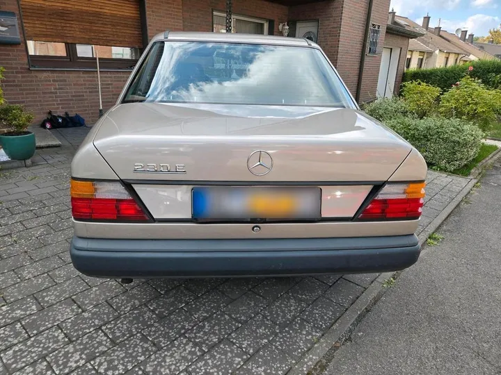 Mercedes-Benz 230