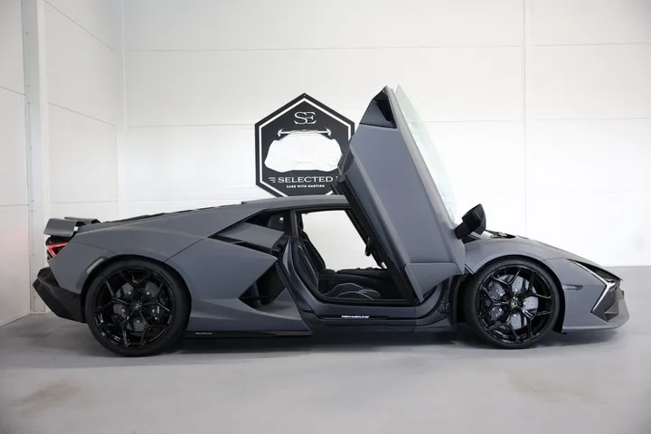 Lamborghini Revuelto