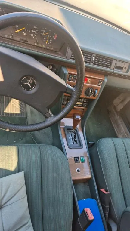 Mercedes-Benz 230