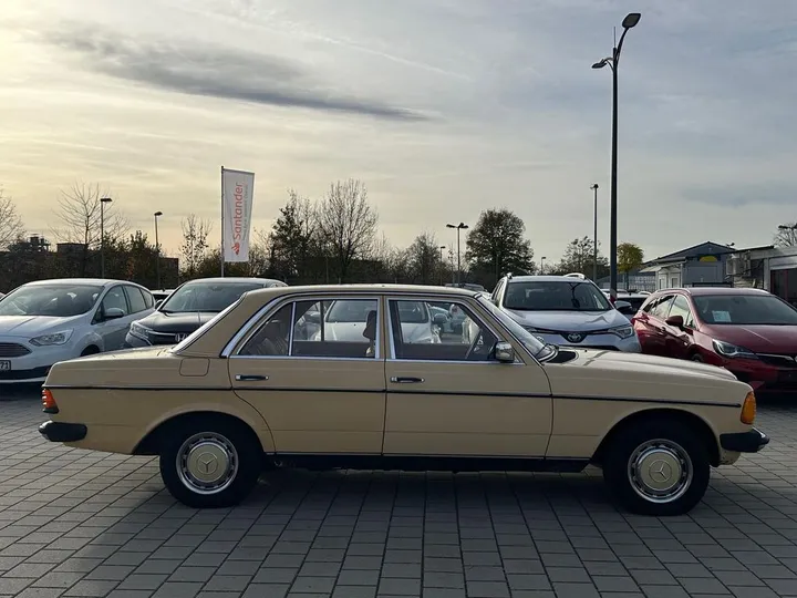 Mercedes-Benz 230