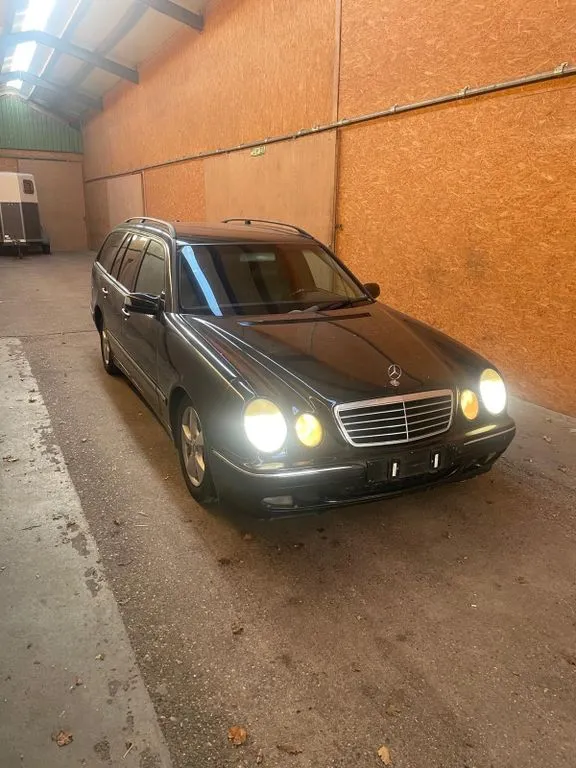 Mercedes-Benz E 320