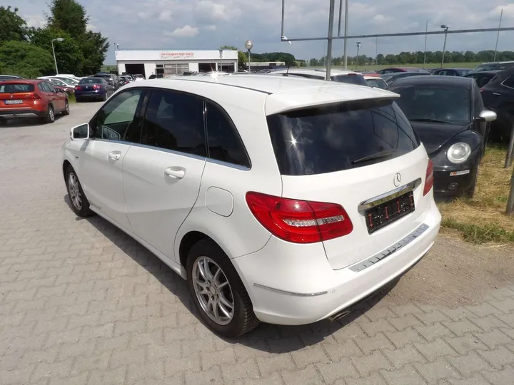Mercedes-Benz B 200