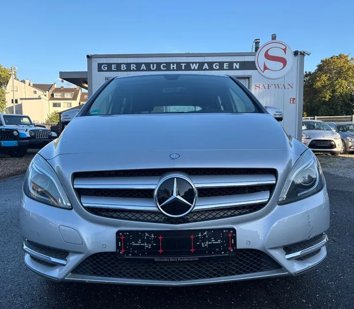 Mercedes-Benz B 180