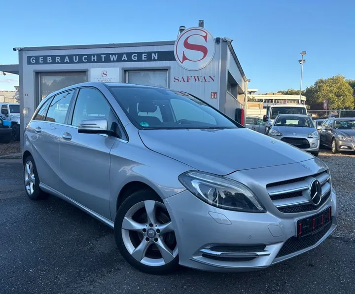 Mercedes-Benz B 180