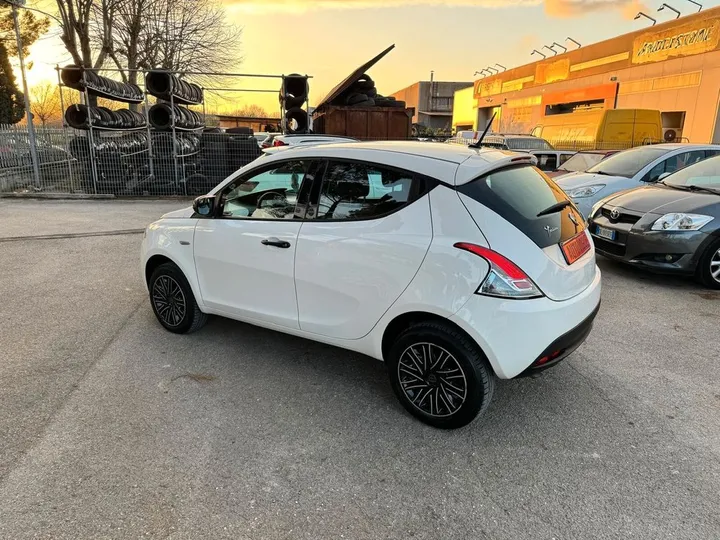 Lancia Ypsilon