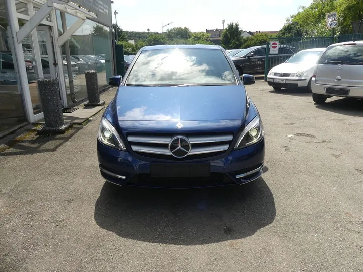 Mercedes-Benz B 180