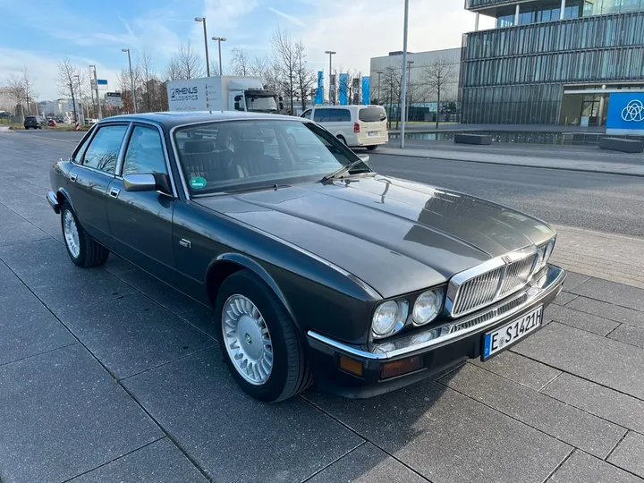 Jaguar XJ40