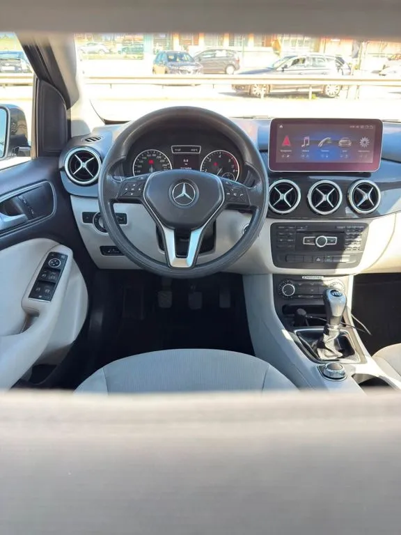 Mercedes-Benz B 180