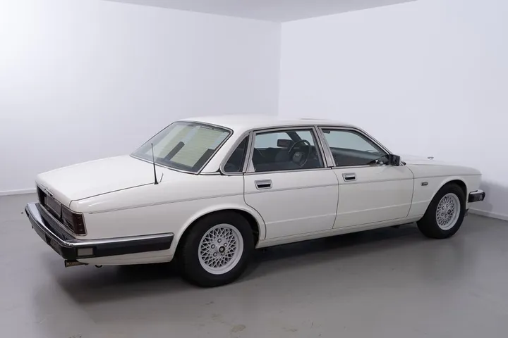 Jaguar XJ40