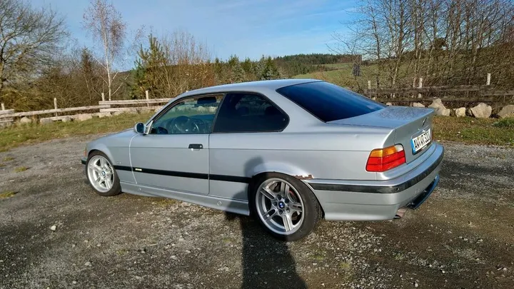 BMW 323