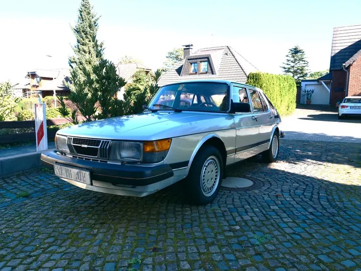 Saab 900