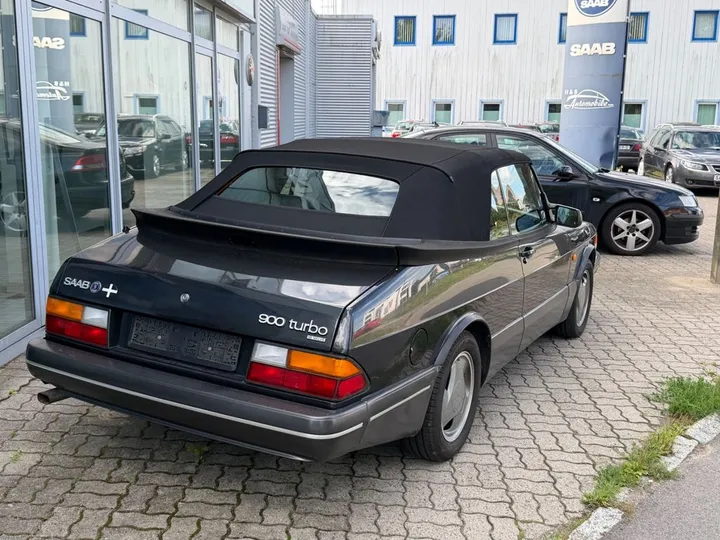 Saab 900