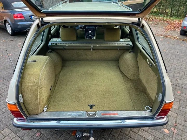 Mercedes-Benz 230