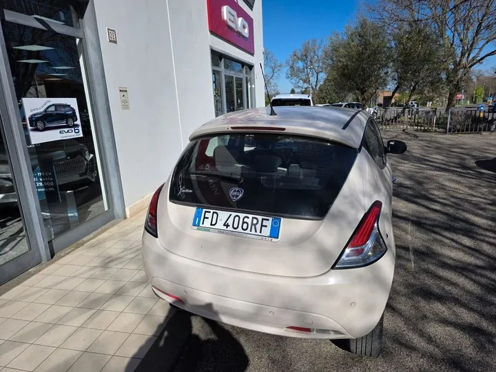 Lancia Ypsilon