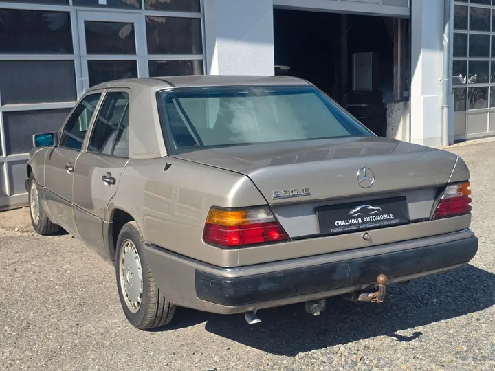 Mercedes-Benz 230