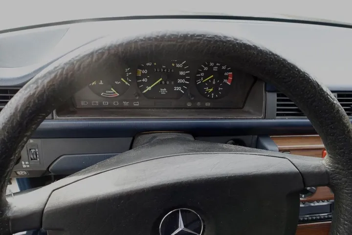 Mercedes-Benz 230