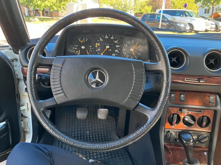 Mercedes-Benz 230