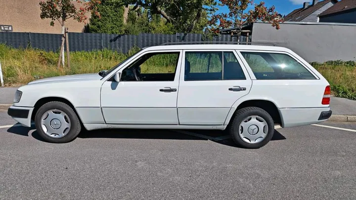 Mercedes-Benz 230