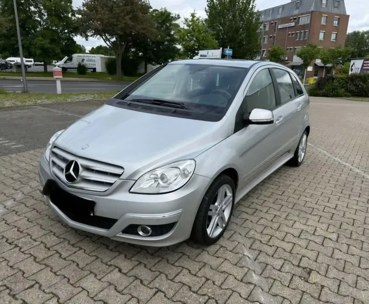 Mercedes-Benz B 180