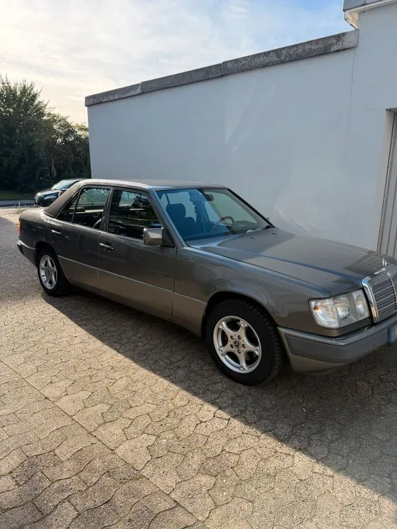 Mercedes-Benz E 230