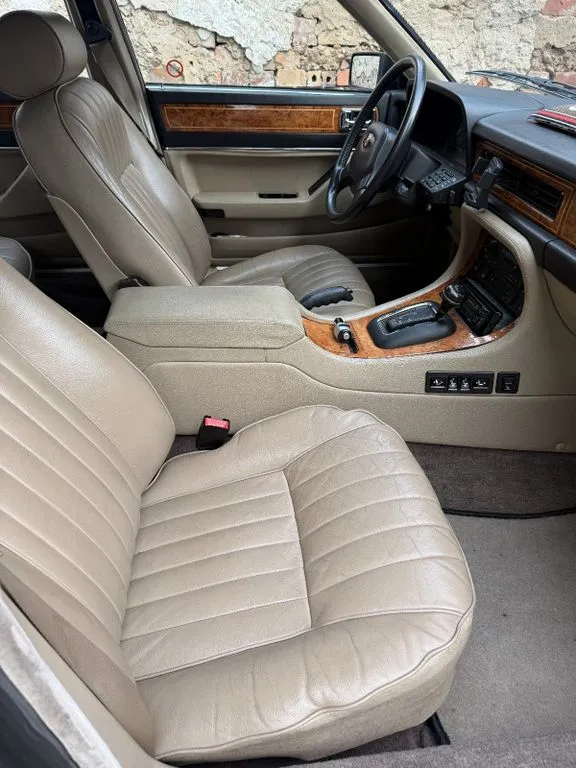 Jaguar XJ40