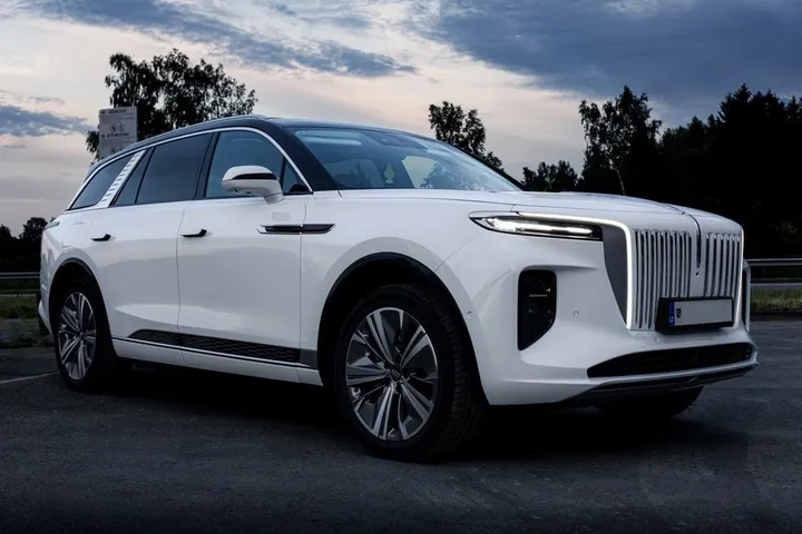 Hongqi E-HS9