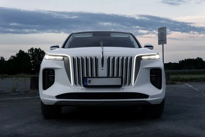 Hongqi E-HS9