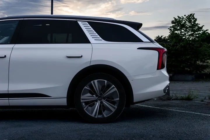 Hongqi E-HS9