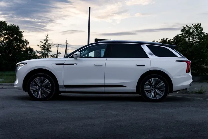 Hongqi E-HS9