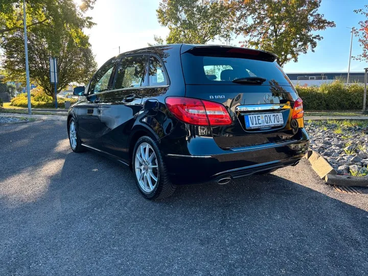 Mercedes-Benz B 180