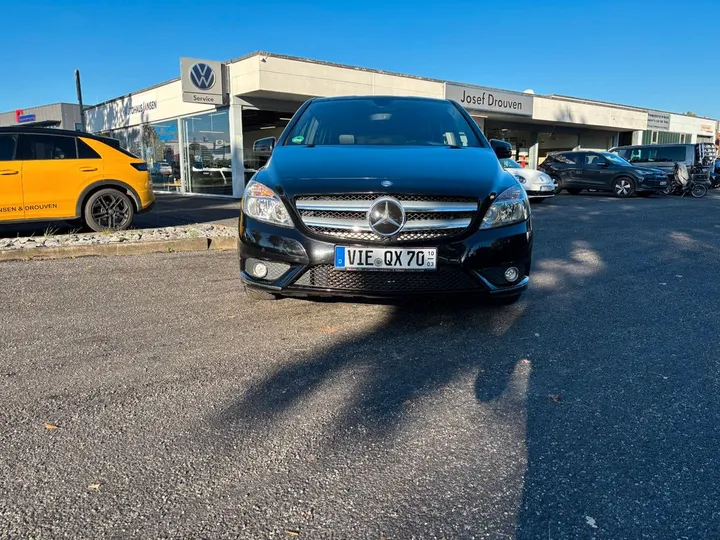 Mercedes-Benz B 180