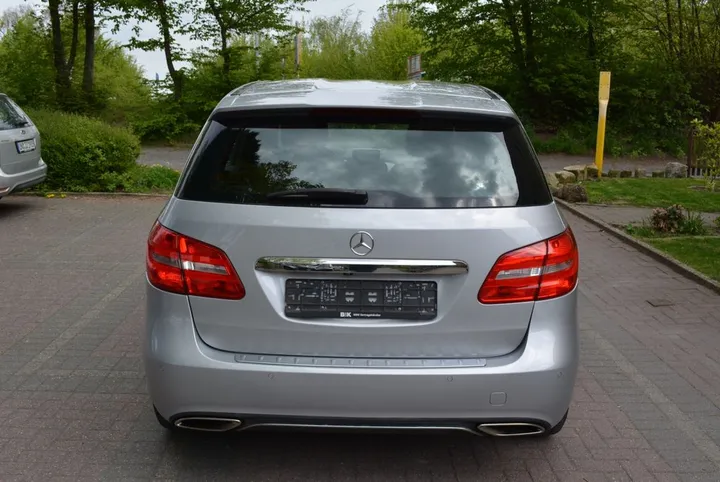 Mercedes-Benz B 180