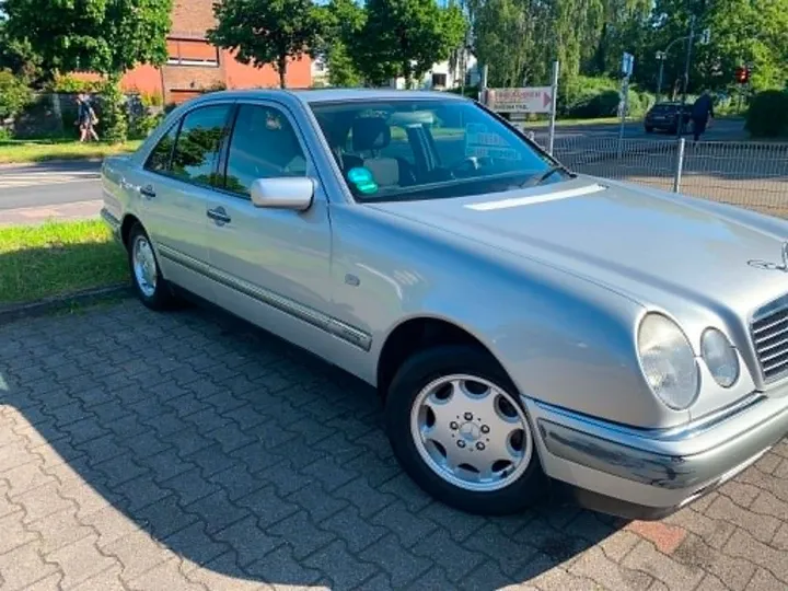 Mercedes-Benz E 200