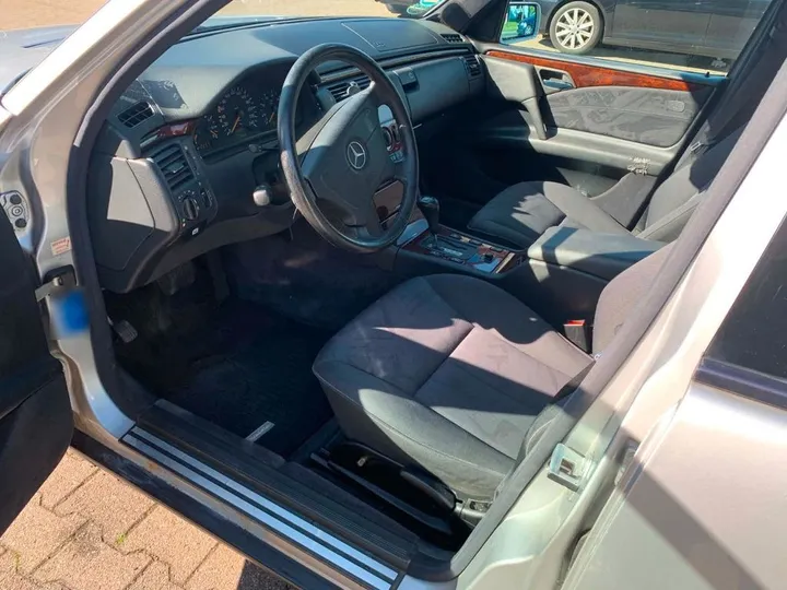 Mercedes-Benz E 200