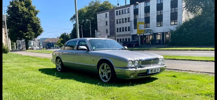 Jaguar XJ8