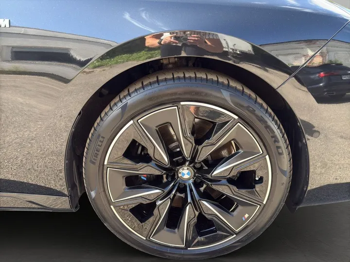 BMW i7