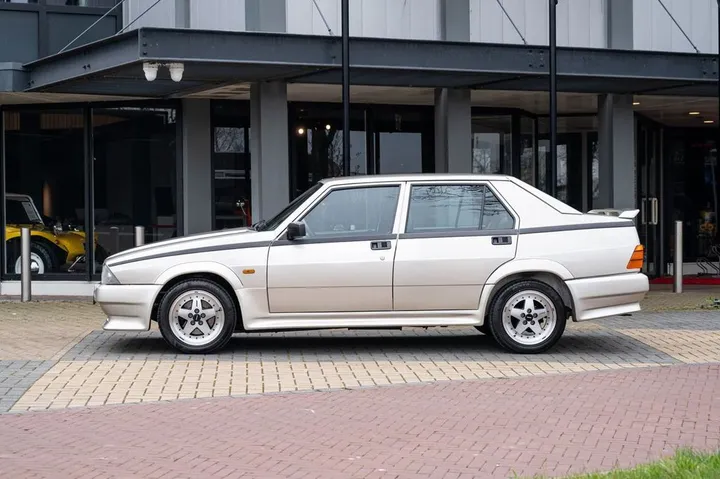 Alfa Romeo 75