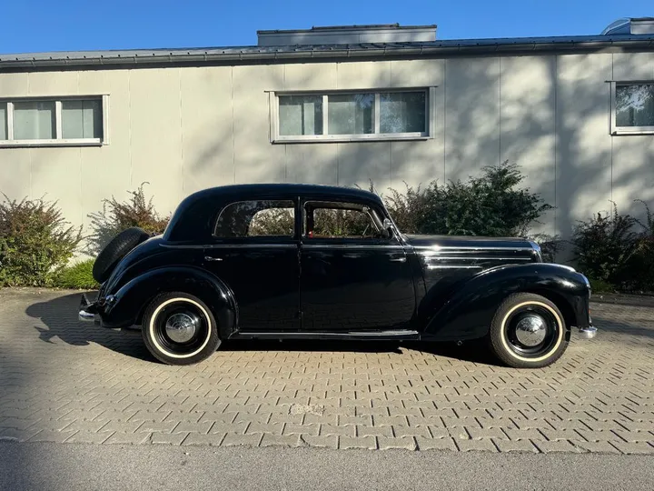 Mercedes-Benz 220