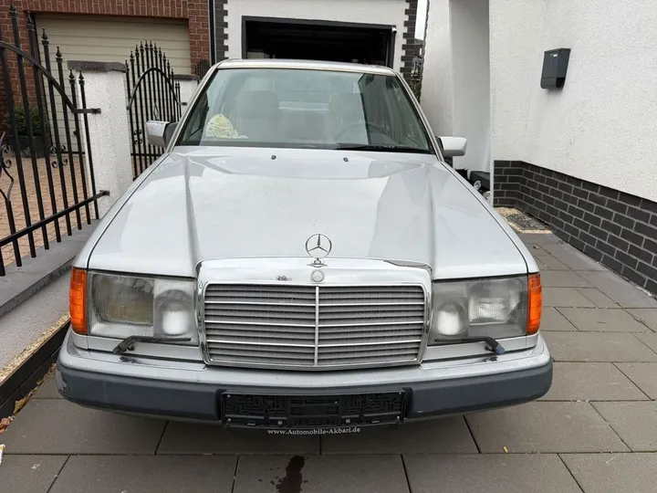Mercedes-Benz E 230
