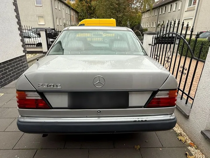 Mercedes-Benz E 230